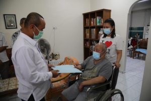 Peduli dengan Sesama, BP Batam Bantu Pensiunan yang Sakit