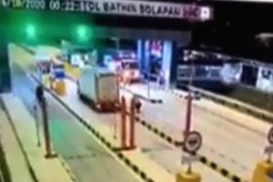 Sopir Truk Nerobos Pintu Tol Sempat Tabrak Motor Perampok