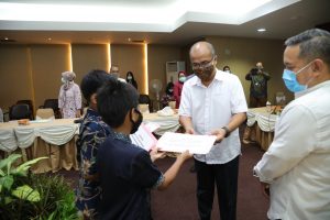 Plh. Kepala BP Berikan Santunan kepada Anak Yatim Piatu