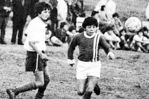 Kisah Legenda Bola Maradona (Bagian-1): Anak Tukang Batu yang Tidur Sama Bola