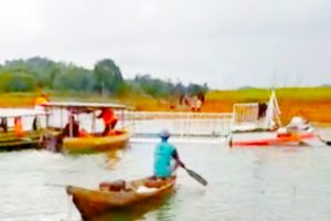 Kapal Wisata di Kampar Terbalik