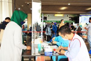 Penumpang Pesawat Membludak di Bandara Hang Nadim