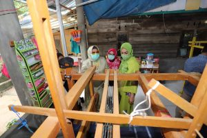 Punya Potensi Wisata, Pulau Ngenang Jadi Tempat Industri Tenun dan Batik