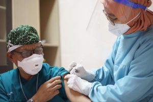 Tenaga Kesehatan Dapat Vaksin Dua Kali
