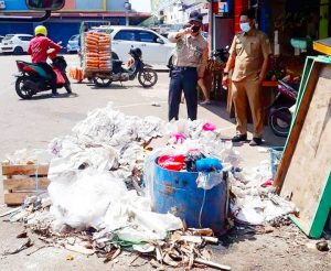 Petugas Yutisi DLH Tindak Pembuang Sampah Sembarangan
