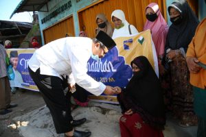 Pegawai BP Batam Sadaqoh ke Kaum Dhufa di Tanjung Uma