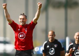 Mimpi Wales Jadi Kenyataan, Bale Tunda Pensiun