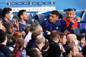 Messi Angkat Bahu Saat Ditarik Keluar Poch