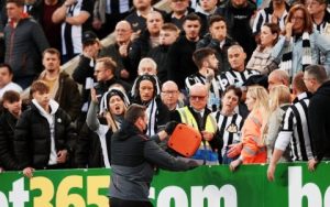 Tim Kesayangan Kalah, Fans Newcastle Kena Serangan Jatung di Tribun James Park
