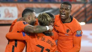 Van Gaal Nonton Belanda Lolos Piala Dunia dari Kursi Roda