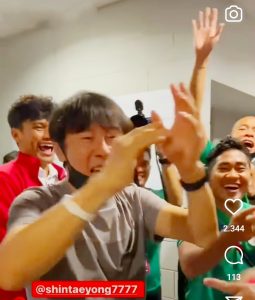 Shin Tae Yong dan Timnas Rayakan Kemenangan di Ruang Ganti