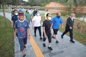 Skretaris Menteri Nikmati Suasana Pagi dì Taman Kolam Sekupang