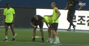 Suhu di Soul 30 Derajat, Kane dan Son Tumbang pada Sesi Latihan