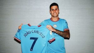 Cancelo Pakai Baju Sterling untuk Kenang Ibunya
