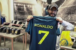 Jersey Ronaldo Laris Manis, Fans Al-Nassr Rela Antre