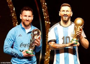 Patung Messi Sejajar dengan Pele dan Maradona