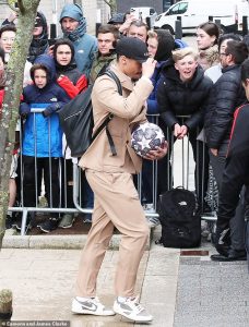 Bibir Mantan Bintang City Pecah Ditinju Mane