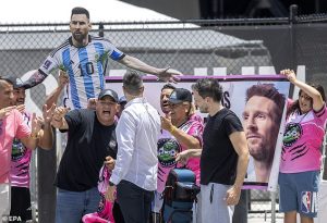 Makan Malam di Kafe, Messi Diserbu Penggemar
