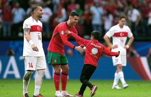 Empat Kali Kebobolan, Fans Ronaldo Minta Foto Selfi