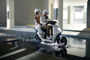 Ingin Aman Berkendara Pakai Motor Elektrik? Inilah Tips Khusus dari Honda