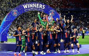 Demi PSG, Dua Suporter Nekat Bersembunyi di Toilet Stadion Selama 27 Jam