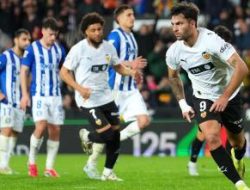 Duro menyelamatkan Valencia di menit ke-99