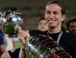 FILIPE LUIS DIPECAT SETELAH PESTA DELAPAN GOL!