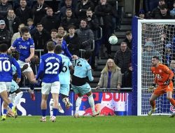 Tarkowski Bungkam Burnley, Everton Jauhi Zona Merah