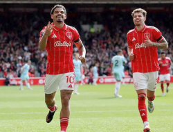 Gibbs-White Hattrick, Forest Mendekat ke Zona Aman, Burnley di Ambang Degradasi