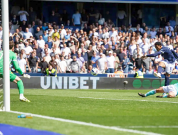 Oxford United Tumbang di Kandang Millwall, Gagal Tutup Musim dengan Positif