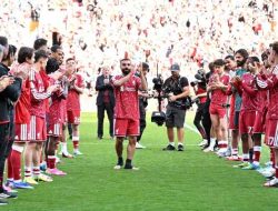 Air Mata di Anfield: Salah dan Robertson Menutup Bab Emas Liverpool