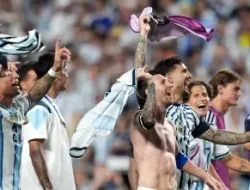 Messi Beri Jersey Perempat Final Piala Dunia untuk Roberto Baggio