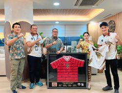Jersey Legenda Timnas 1986 Diserahkan ke Batam Premier FC, Simbol Komitmen Bangun Ekosistem Sepak Bola Batam