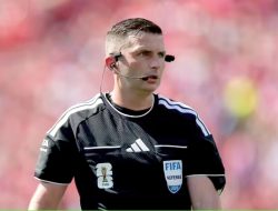 Michael Oliver Terancam Gagal Pimpin Final Piala Dunia, Inggris atau Argentina Jadi Penghalang