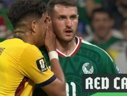 Tutup Mulut Lawan Saat Beradu Argumen, Hincapie Digusur Wasit Berkat VAR
