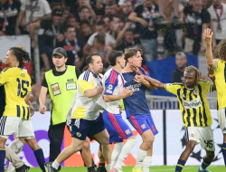 Fenerbahce Tundukkan Lyon 2-1, Laga Berakhir Ricuh